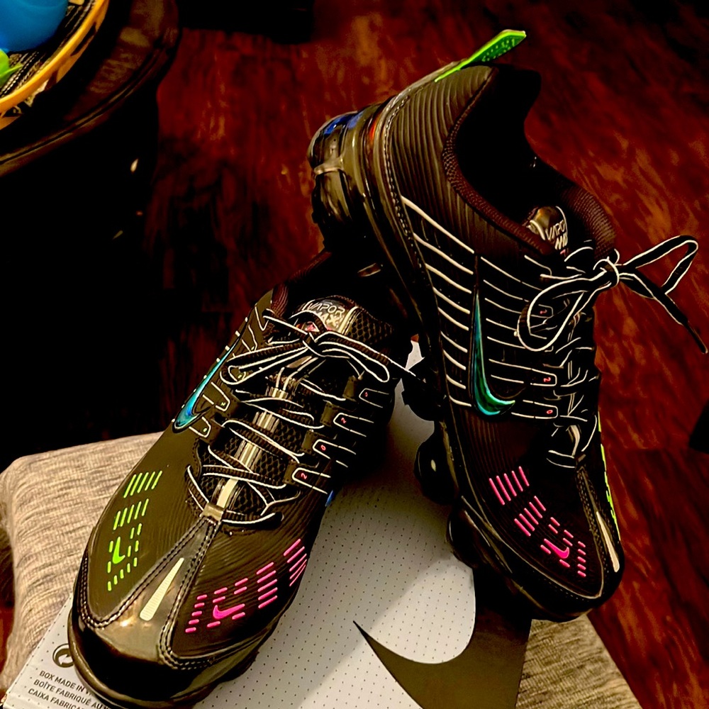 Nike Air VaporMax 360
Black Green Strike Pink Blast
